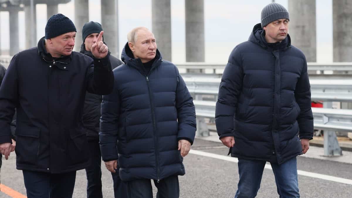 Putin visitó el puente de Crimea que fue parcialmente destruido en octubre