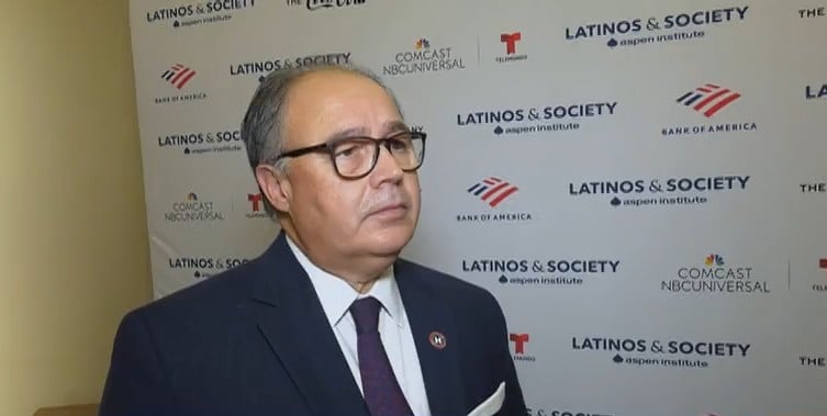 El presidente de la Cámara de Comercio hispana, Ramiro Cavazos, explica las oportunidades de los hispanos en el mercado estadounidense. “Para que la economía de EE.UU. siga siendo la número 1 del mundo tiene que seguir abriéndole puertas a los latinos”