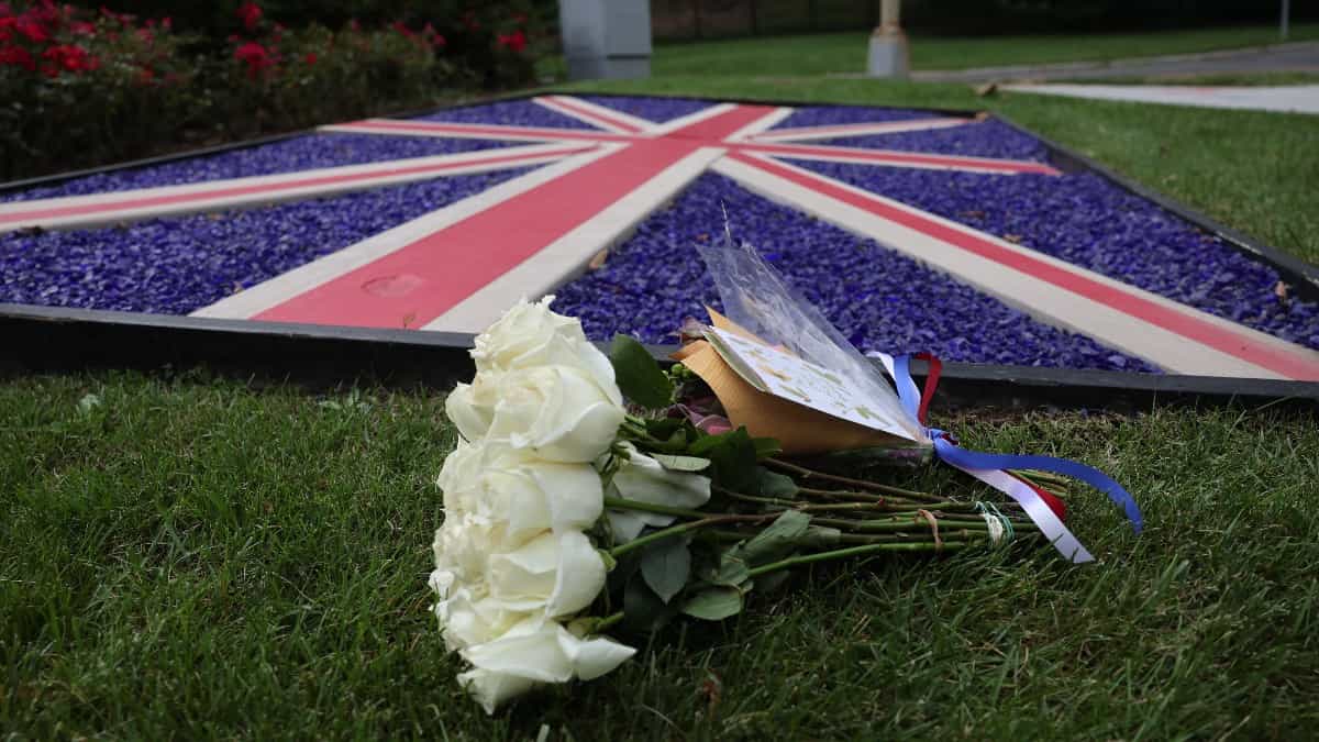 Miles de británicos arribaron al palacio de Buckingham para rendir tributo a la Reina Isabel II quien falleció este jueves.