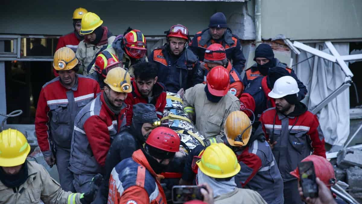 Mujer sobrevivió 175 horas bajo los escombros tras el terremoto en Turquía