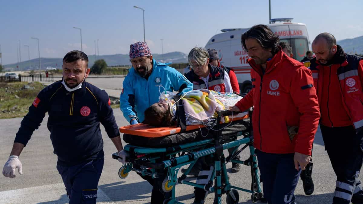 Mujer sobrevivió 222 horas bajo los escombros tras terremoto en Turquía