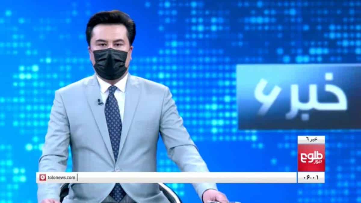 Foto tomada de Twitter (@TOLOnews) Periodistas afganos cubren sus rostros en solidaridad con sus compañeras y la represión talibán
