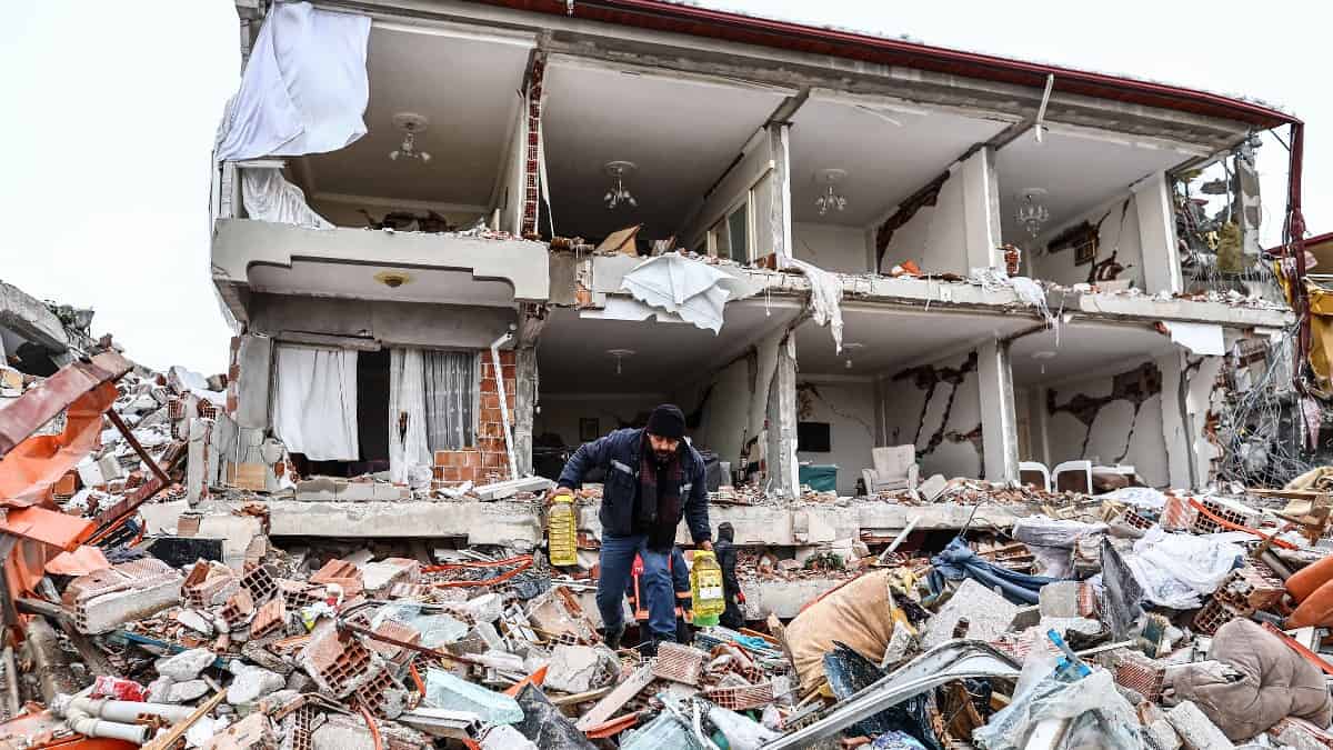 Aumentan a más de 7.300 los muertos por el terremoto en Turquía y Siria