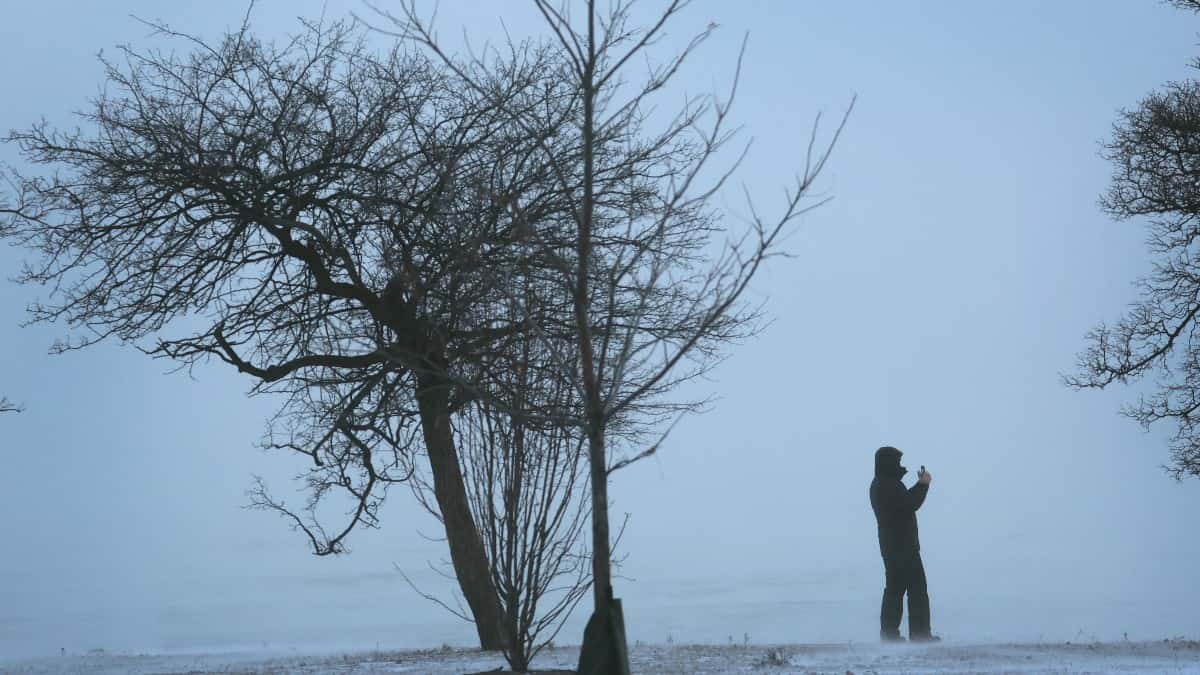 Agua hirviendo se congela en segundos por las bajas temperaturas en EE.UU.