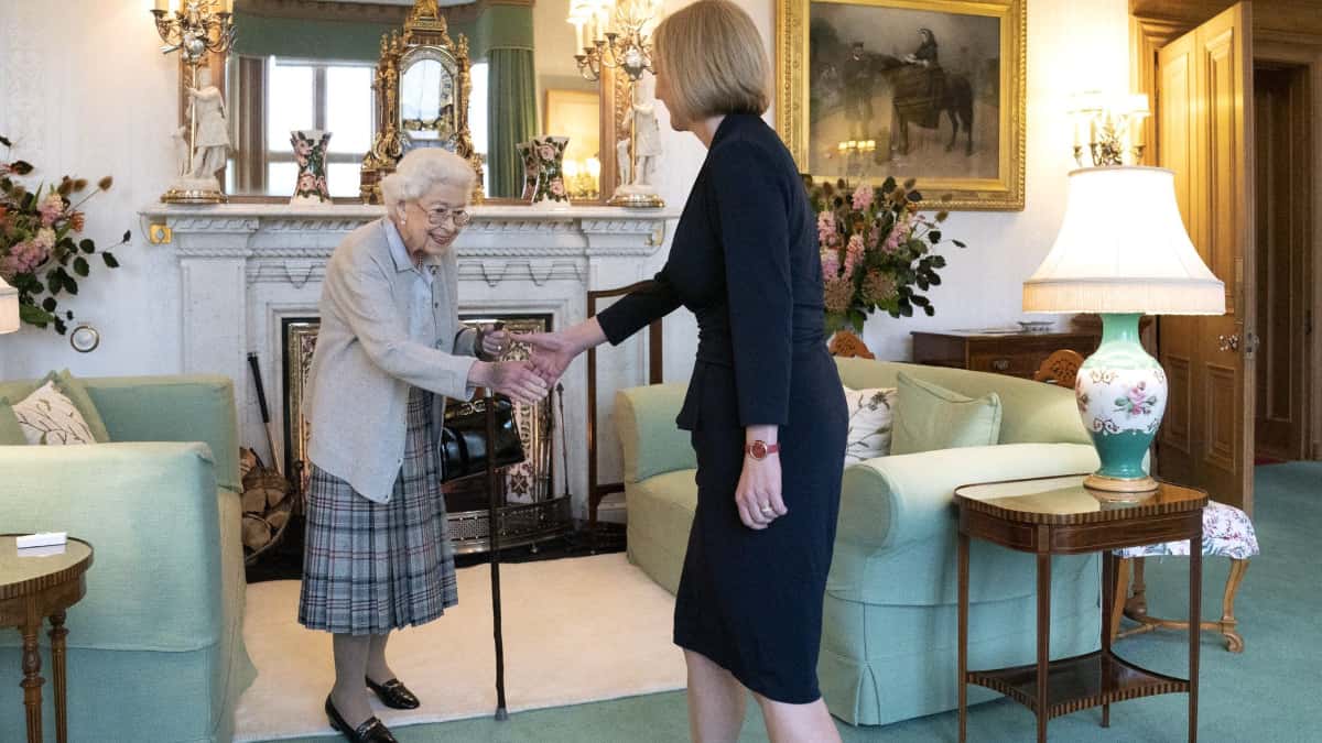 Reina Isabel nombra oficialmente a Liz Truss como primera ministra de Reino Unido