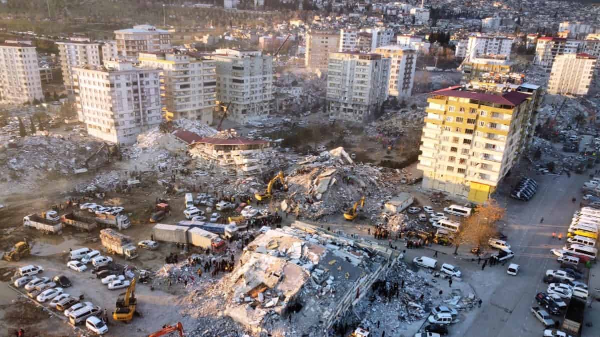 Aumentan a 12 mil los muertos por el terremoto en Turquía y Siria