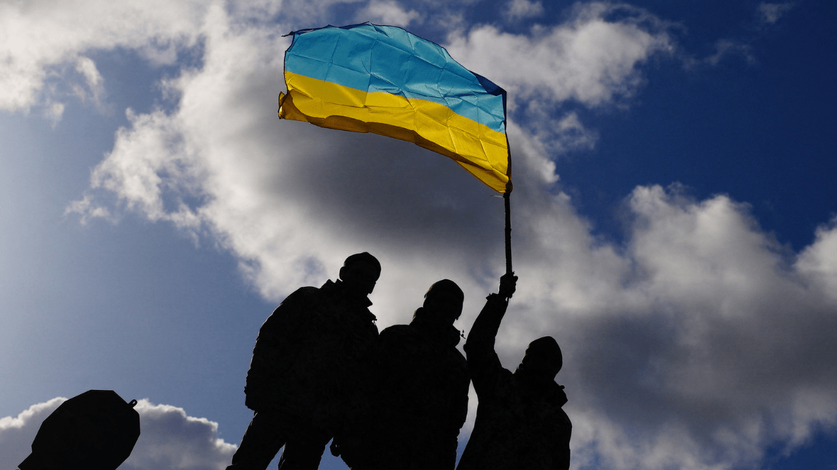 Pintan bandera gigante de Ucrania en frente de la embajada rusa en Londres