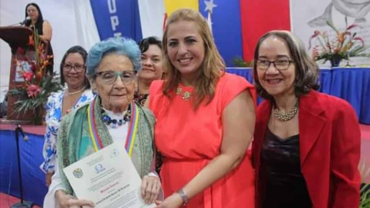 Abuela recibió un reconocimiento de universidad chavista / captura de pantalla