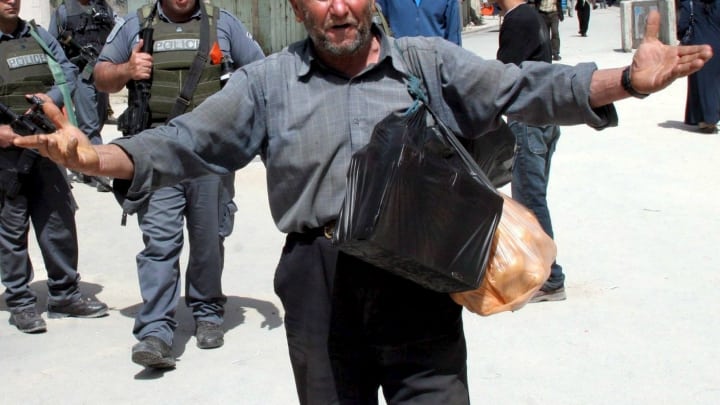 Anciano se enfrenta a tres ladrones armados y frustra atraco en un casino de Irlanda