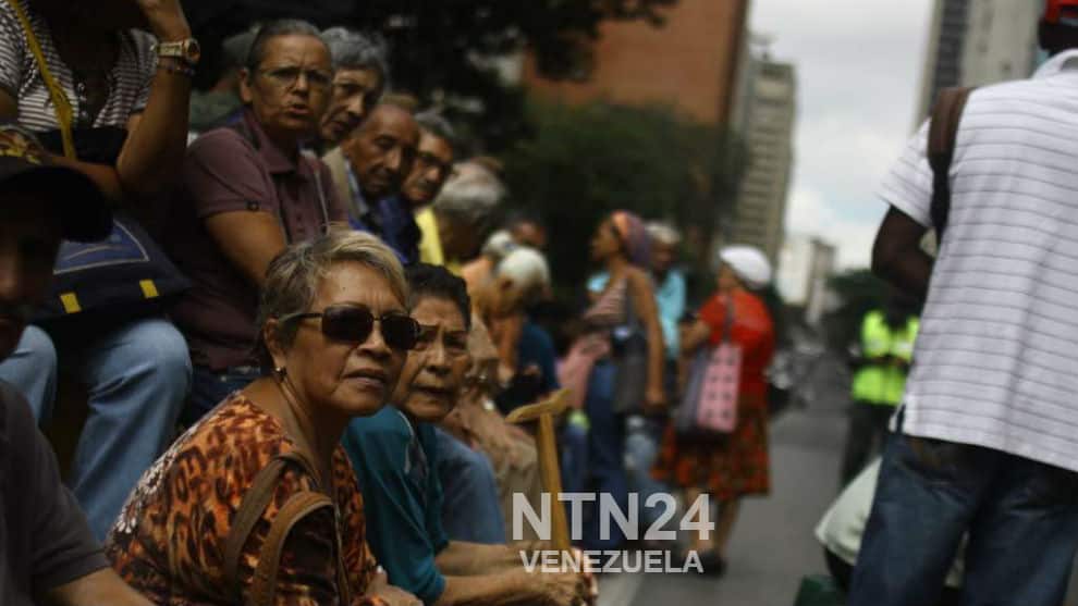 Abuelos hacen colas frente a los bancos/ Foto: NTN24Ve