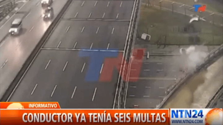 ¡Impresionante! Automóvil sufrió accidente y cayó de un puente Accidente en Argentina