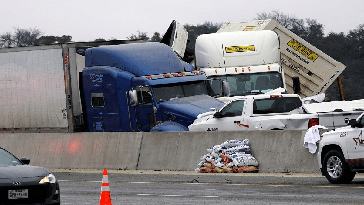 Al menos cinco muertos en colisión masiva en autopista de Texas