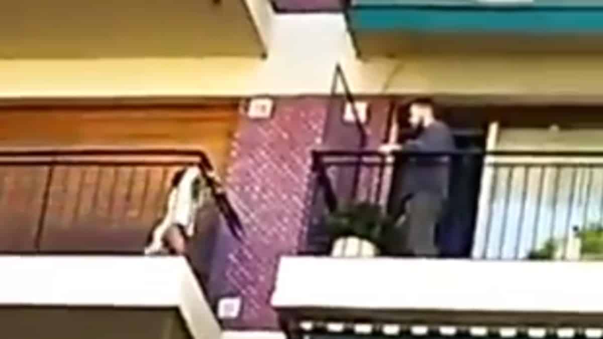 Hombre se juega la vida para rescatar a un niño luego de saltar de un balcón a otro