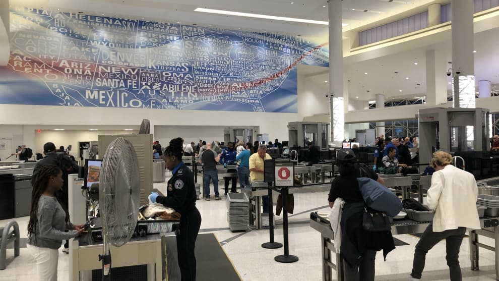 Aeropuerto hace árbol de navidad con elementos confiscados a viajeros