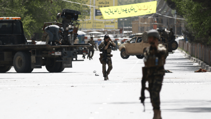 La bomba estalló en una carpa utilizada como oficina de inscripción electoral en una mezquita de Afganistán.