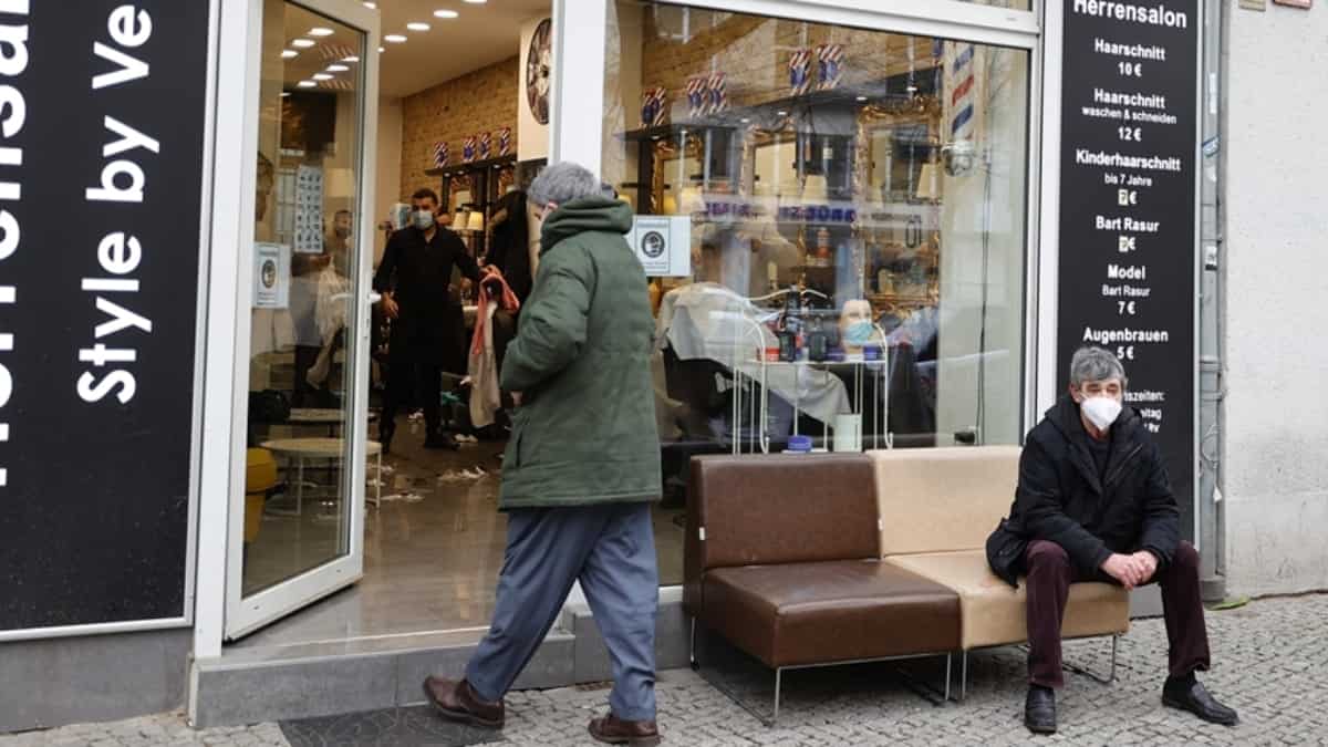Peluquerías y barberías fueron reabiertas después de 11 semanas de confinamiento estricto en Berlín, capital de Alemania. Foto: Agencia Anadolu