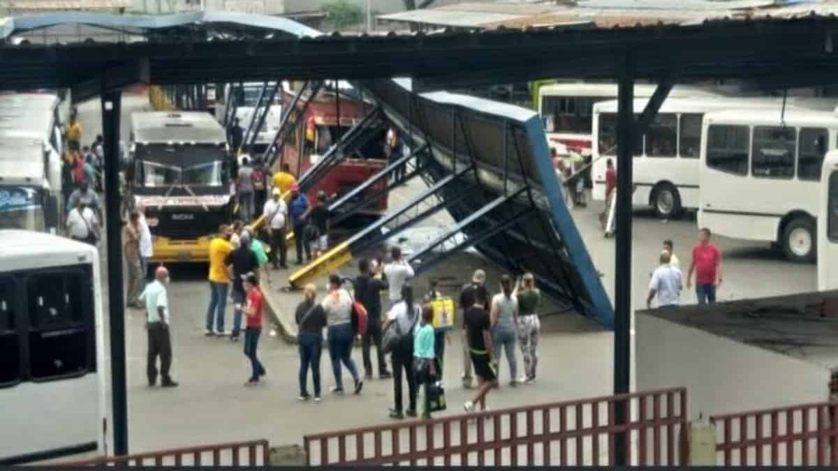 Estructura derrumbada en el terminal de Nuevo Circo, en el centro de Caracas