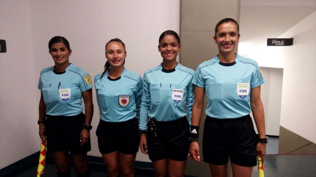 Cuatro mujeres serán árbitras en un partido de fútbol masculino