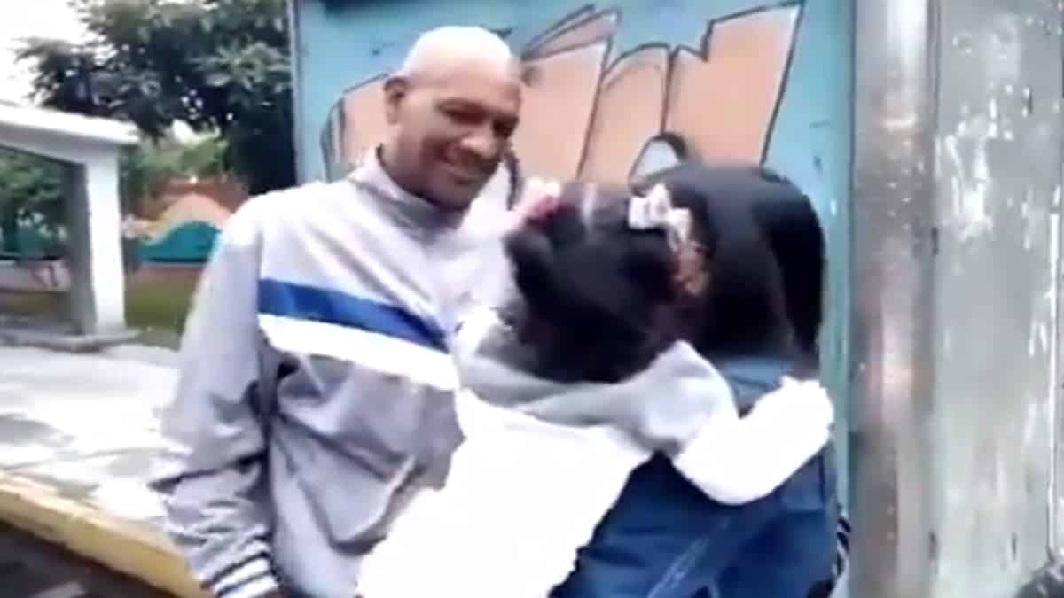 Liberación del oficial policial José Arube Pérez. Foto: Video