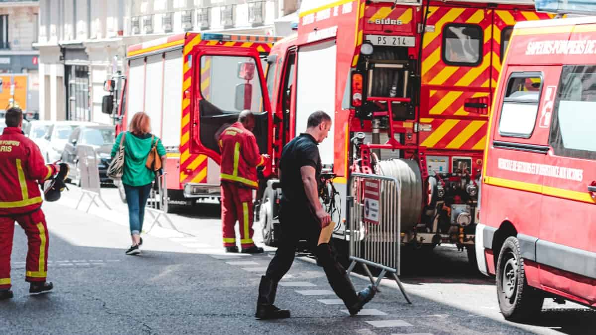 Mujer contagiada de covid-19 incendió hotel en el que cumplía cuarentena para poder salir