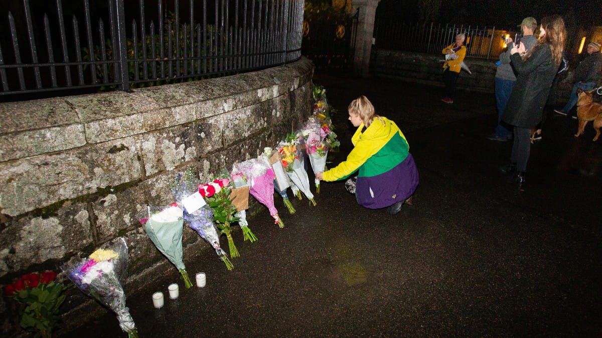 Con flores y tras una noche “triste y larga” los británicos despiden a Isabel II