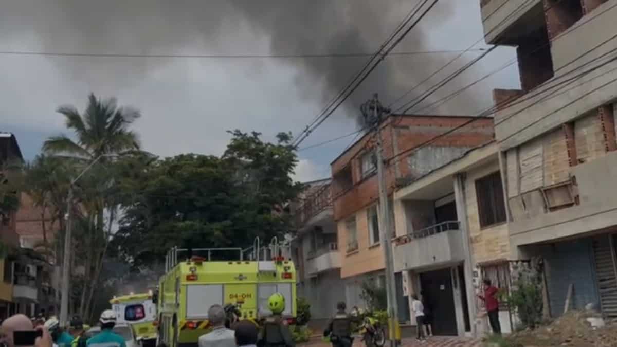 Avioneta cayó sobre una vivienda del barrio Belén Rosales de Medellín, Colombia
