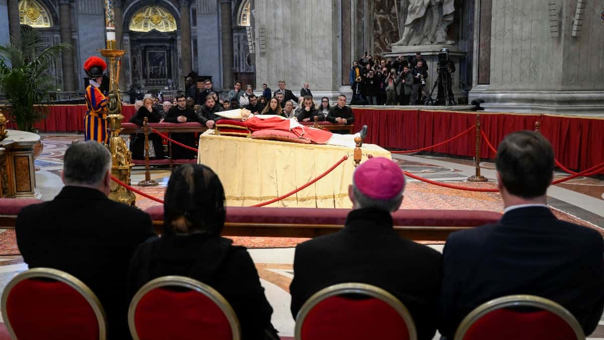 Así se desarrolla el segundo día de la Capilla ardiente de Benedicto XVI