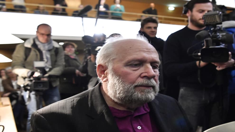 Exsacerdote juzgado en Francia confiesa que abusaba de "cuatro a cinco niños" por semana