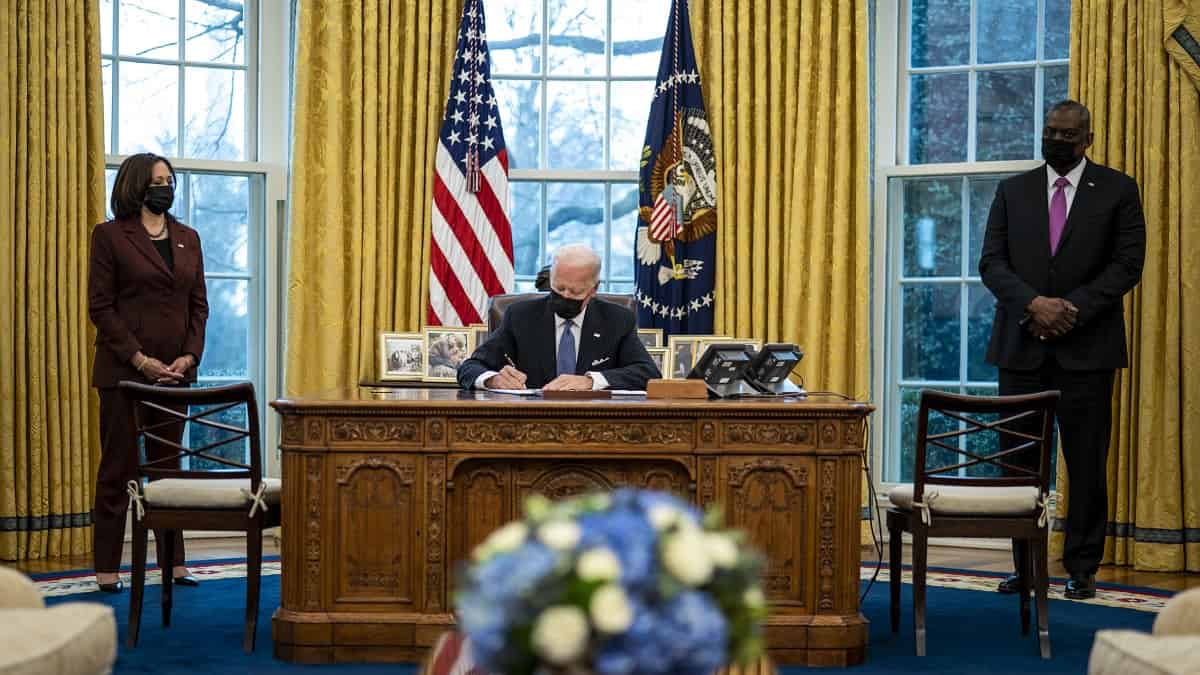 Biden anula prohibición de Trump que impedía a los transgéneros servir en el ejército