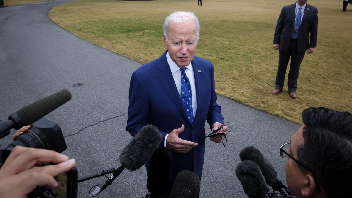 Biden anuncia programa de "recompensas y castigos" para enfrentar la crisis migratoria