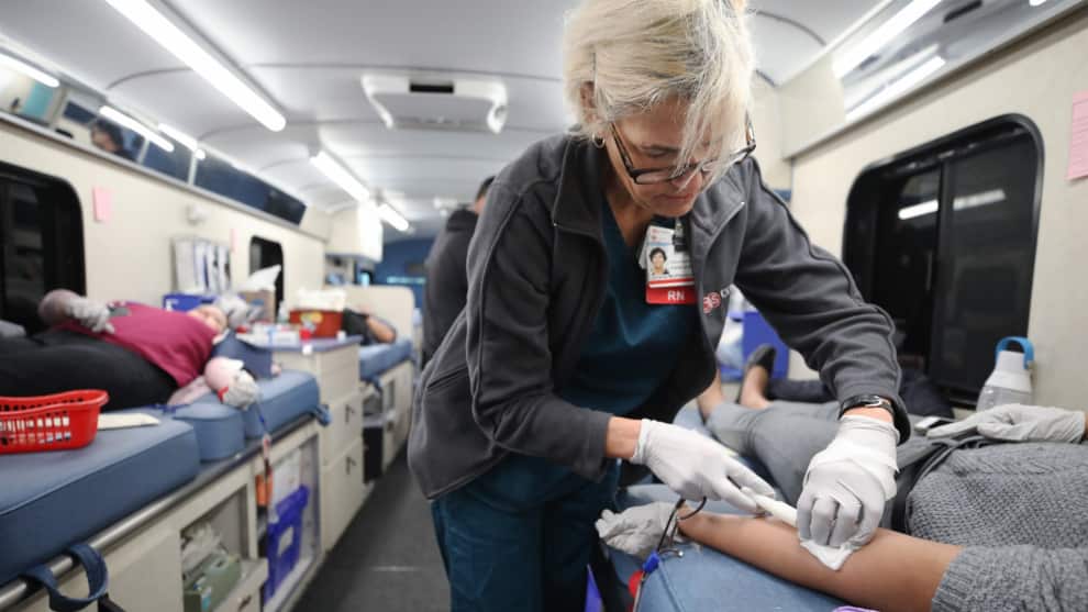 EE. UU. redujo restricciones a homosexuales donantes de sangre ante escasez de donaciones