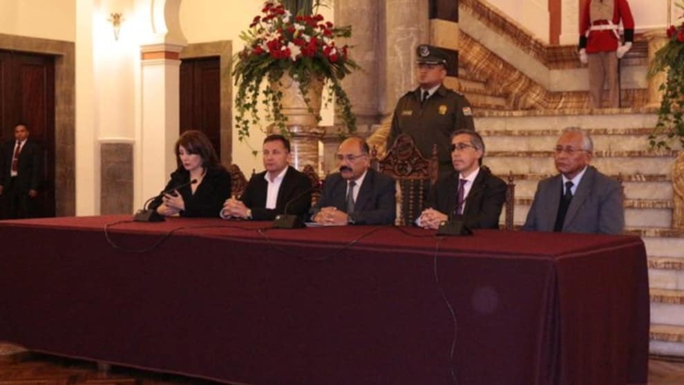 Aíslan a dos ministros en Bolivia por sospechas de coronavirus