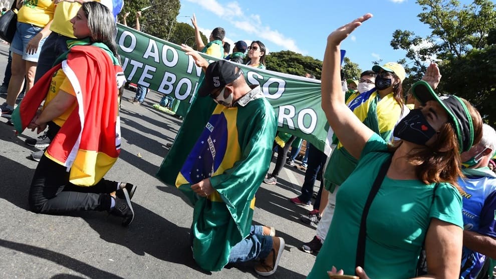 Simpatizantes de Bolsonaro rezan por su recuperación del COVID-19