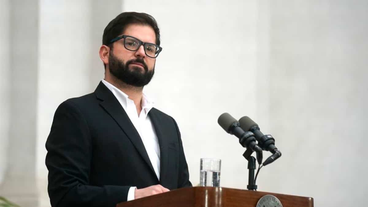 Popularidad de Gabriel Boric se redujo en un 26%, según encuestas en Chile