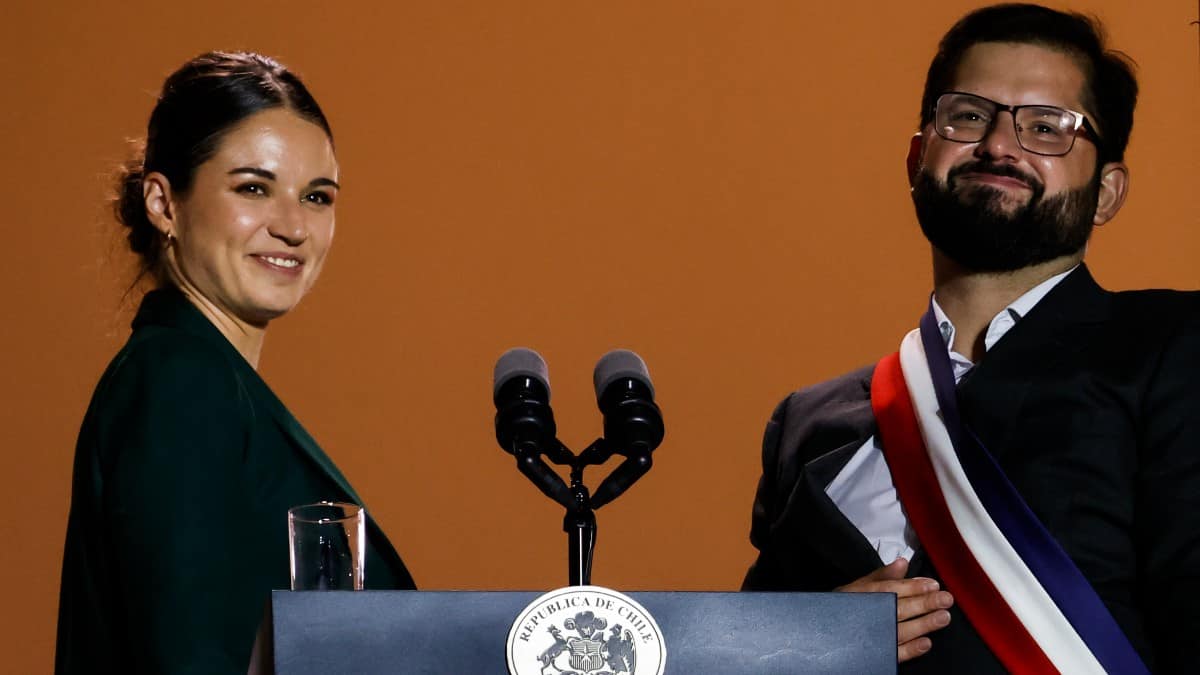 Pareja de Gabriel Boric renuncia oficialmente a sus funciones de primera dama de Chile.