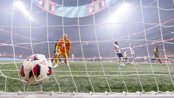 Brad Guzan concedió entrevista mientras jugaba un partido en vivo