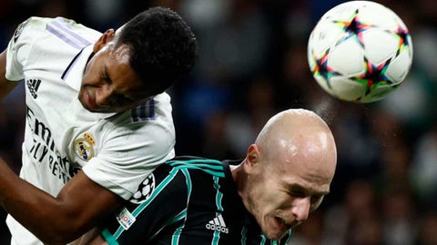 Fútbol de Escocia planea limitar el juego de cabeza para evitar daños cerebrales