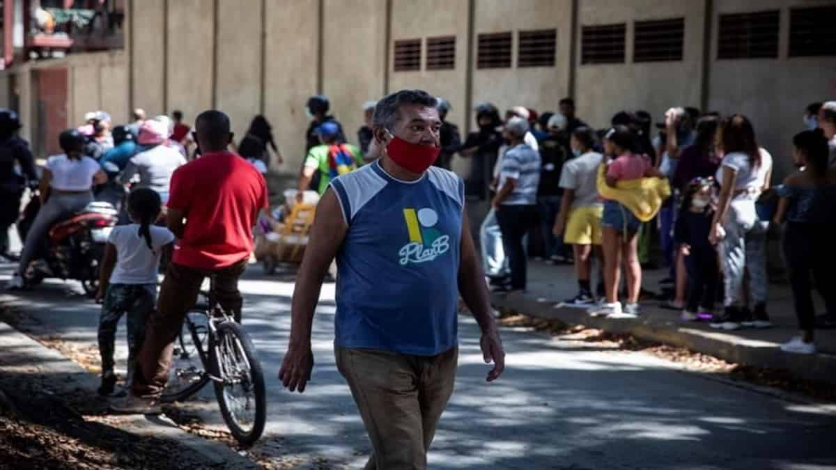 La población en Venezuela cumple siete días de flexibilización de la cuarentena por el covid-19. Foto: AP