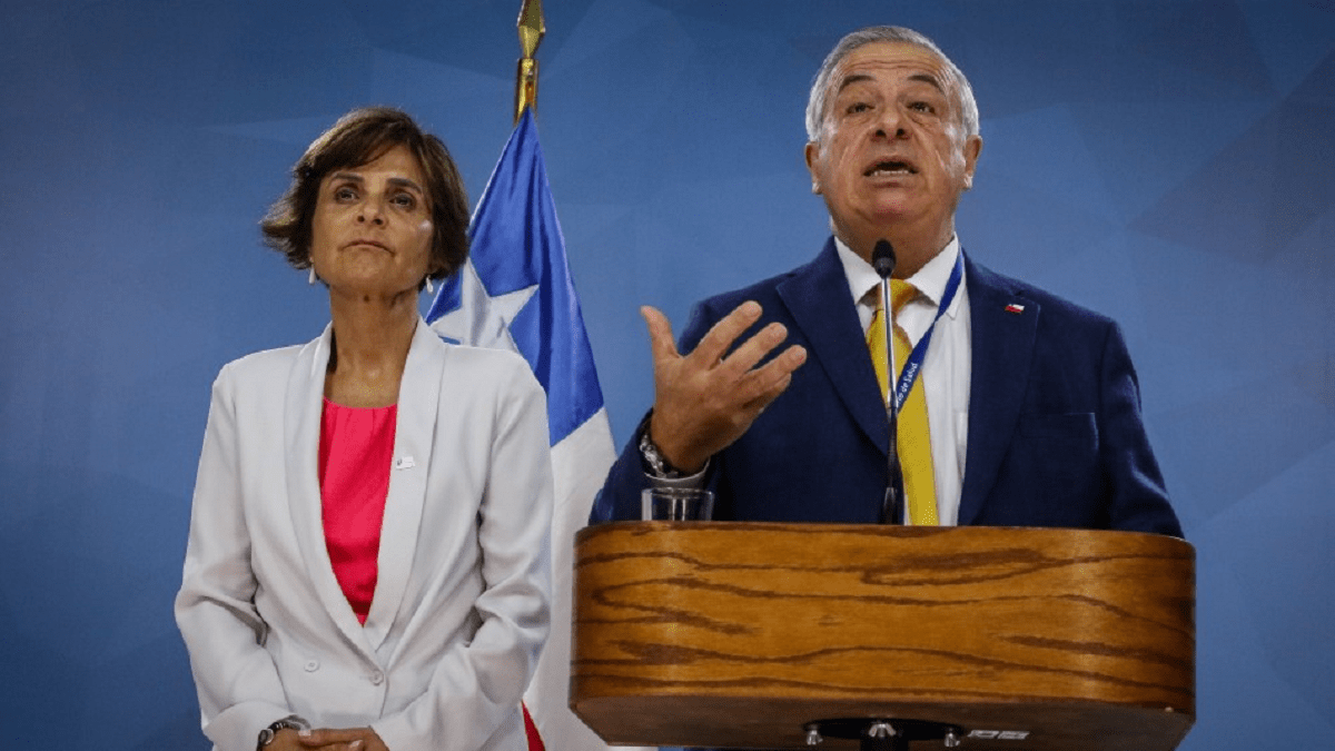 Ministro de Salud de Chile, Enrique Paris Mncilla y subsecretaria Paula Daza / Foto (Institucional) Chile aclara que su plan de vacunación anti covid-19 incluye a extranjeros irregulares