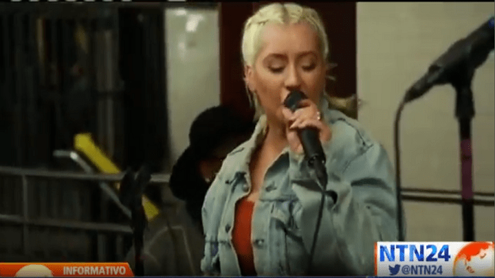 Christina aguilera sorprendió en el Metro