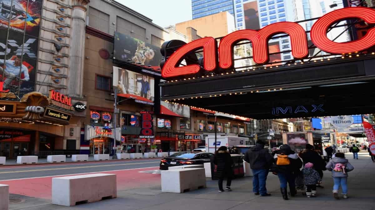 El uso de mascarilla y la distancia social son obligatorias dentro de los cines de Nueva York. Foto: AFP