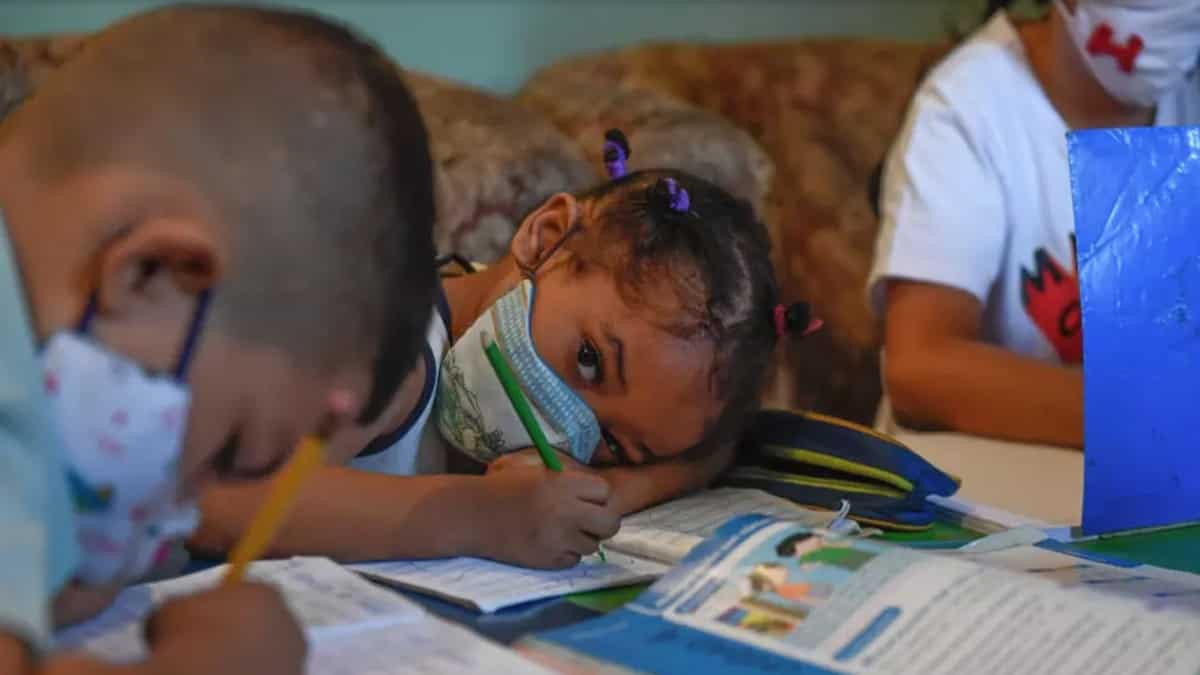 Los niños en Venezuela han tenido que recibir clases virtuales por la pandemia. Foto: AFP
