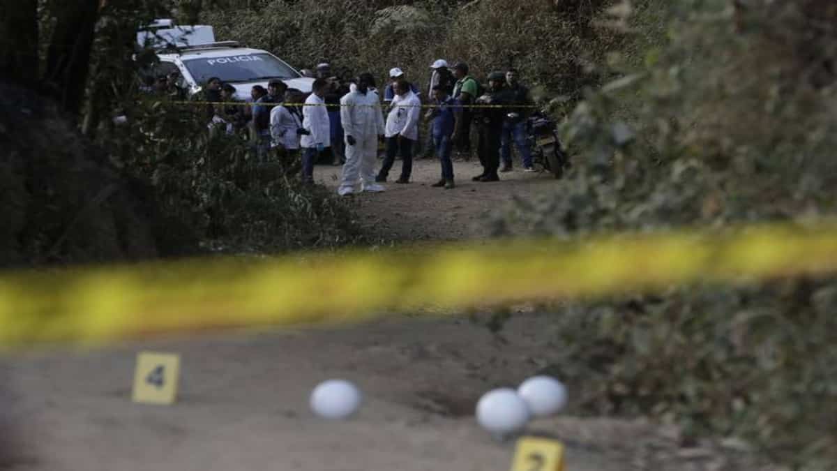 Policías prestan seguridad y miembros de la Fiscalía realizan labores forenses en el Cauca. Foto: Nuevo Herald