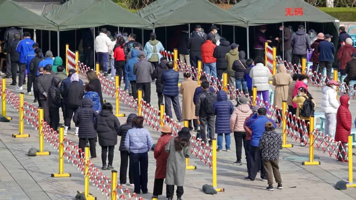 Prueba para descartar covid / AFP
