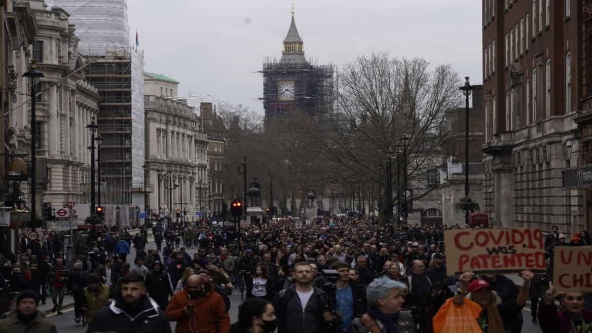 Cientos de manifestantes expresan si rechazo al nuevo confinamiento anunciado por las autoridades. Foto: AFP