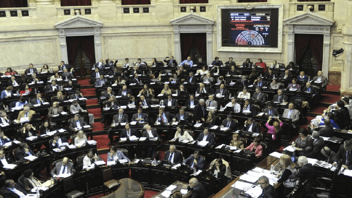 Diputados aprueban baja de impuesto a salarios en Argentina para impulsar consumo