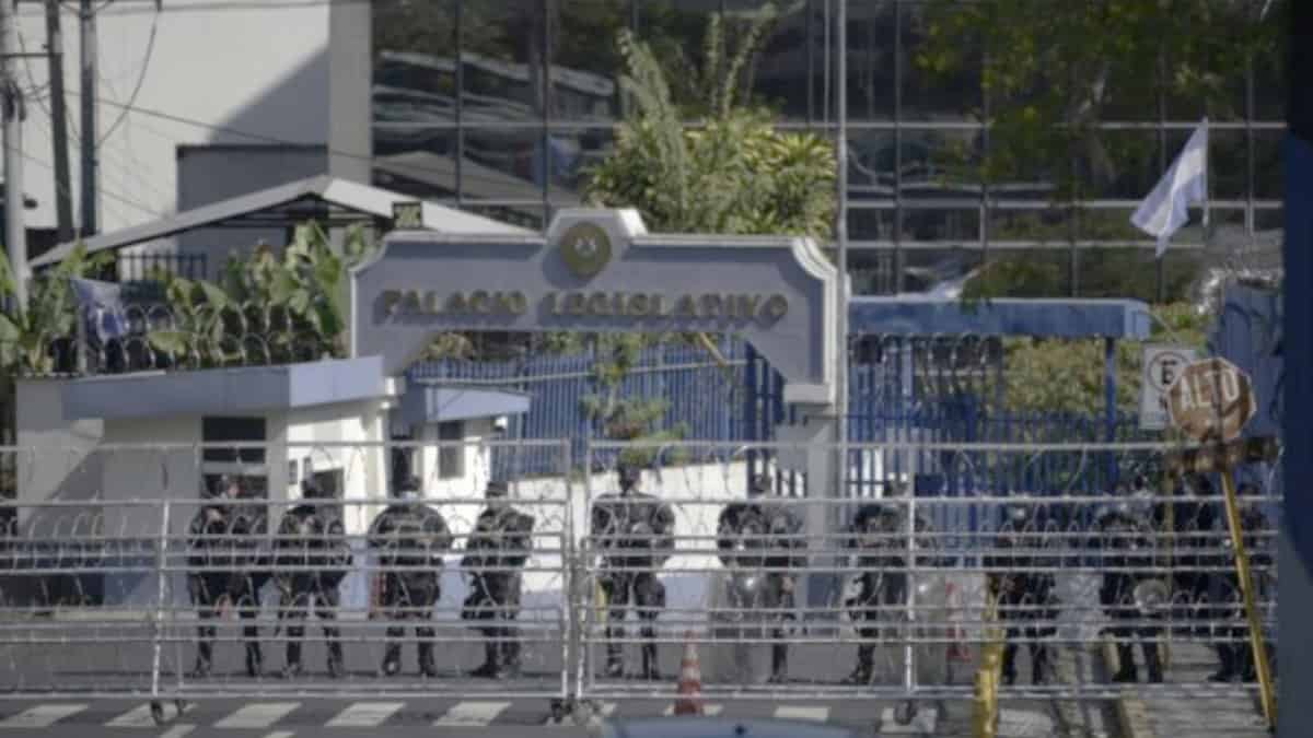 La sede del Congreso de El Salvador fue tomada por órdenes de la Fiscalía. Foto: AFP
