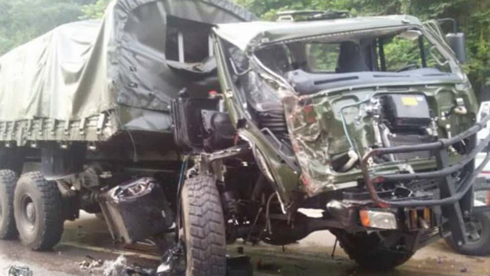 Volcamiento de un convoy militar aragua