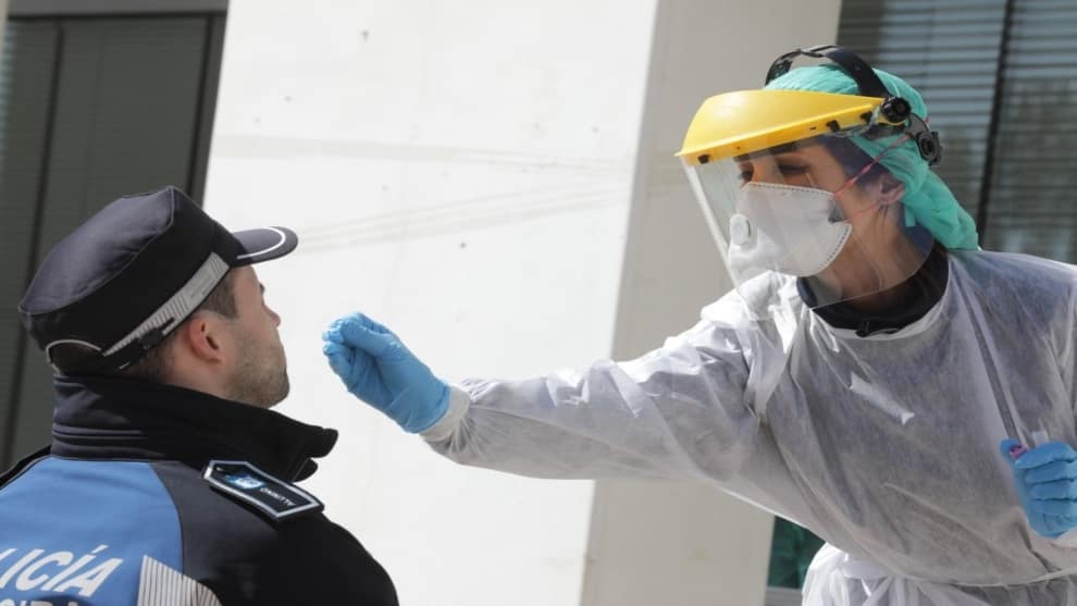Prueba para descartar covid / AFP