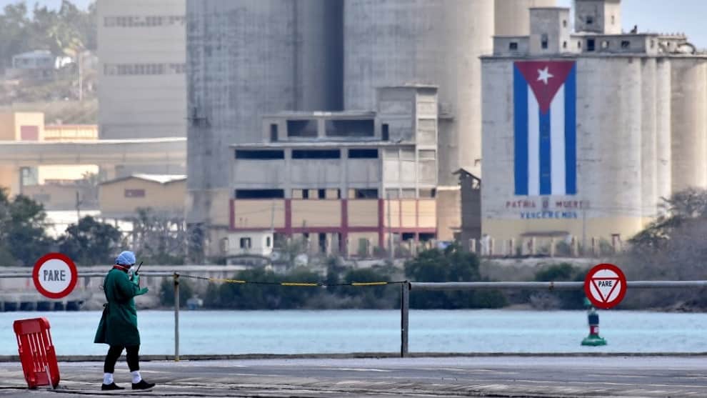 Cuba mantiene a los turistas aislados en los hoteles por el covid-19